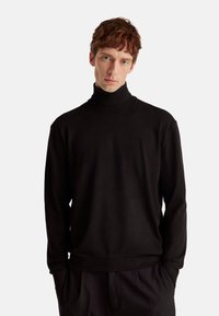 Schwarzer Rollkragenpullover aus weichem Stoff mit schlanker Passform, mit langen Ärmeln und einem gerippten Halsabschluss. Schlichtes Design ohne Muster.