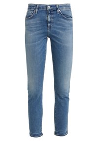 Jeans de mezclilla azul claro con corte ajustado, que presentan un diseño de cinco bolsillos, cierre de botón y un ligero desteñido a lo largo de los muslos.
