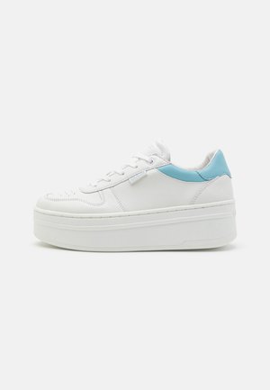 Hvid platform-sneaker med lyseblå hælafslutning, snøredesign og tyk sål på en enkel lys baggrund.