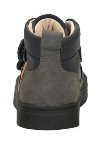 Donkergrijze leren enkellaars met een zachte binnenvoering, een zwarte riem en gestikte details. Voorzien van een rubberen zool voor grip.