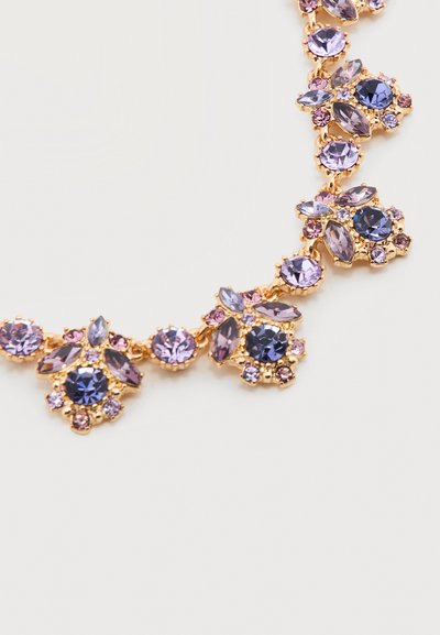 Κολιέ σε χρυσό τόνο με συστάδες από στρογγυλές και μαργαρίτες πολύτιμες πέτρες σε μοβ και ροζ αποχρώσεις, arranged in floral patterns.