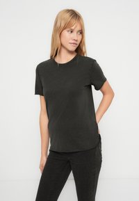 Mørkegrå t-skjorte med korte ermer og rund hals, laget av mykt stoff, med en lett ledig passform og jevn tekstur.