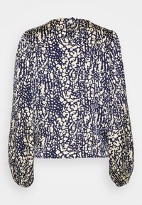Blusa a maniche lunghe con motivo astratto blu navy e crema, con polsini arricciati e una piccola chiusura con bottone sul retro del collo.