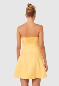 Forever New MARIAM CONTOURED MINI - Cocktailkjole - mango lassi