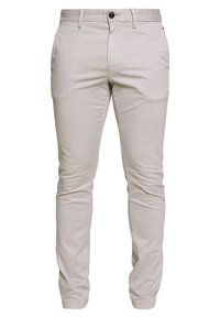 Pantalones chinos gris claro hechos de algodón, con un diseño ajustado, bolsillos frontales, cierre de botones y un sutil logo en la cintura.