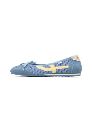 Zapato fácil de poner tipo slip-on de malla azul con detalles en ante, adornos amarillos, punta redonda y decoración de lazo. Suela plana con ribete de contraste.