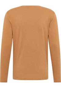 Langärmeliges Hemd in warmem Karamellton, aus weichem Stoff mit einfachem rundem Ausschnitt und glatter Textur. Keine Muster oder Verzierungen.
