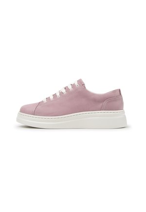 Low-top dusty pink sneaker met witte veters en dikke witte rubberen zool, gezien vanaf de buitenkant op een witte achtergrond.