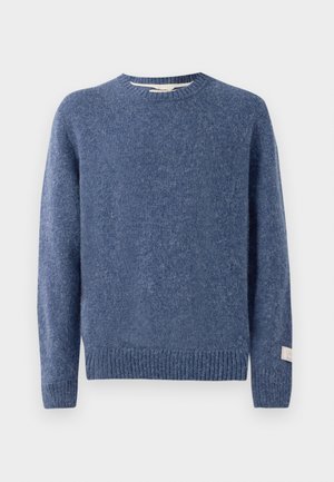 Blå strikket sweater med rund hals, ribbede manchetter og kant. Fremstillet af blødt materiale med en let tekstureret overflade. Etiketten på ærmet.