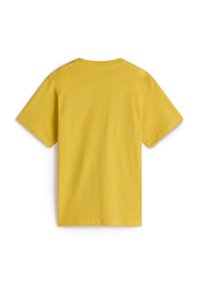 Kortärmad gul t-shirt, tillverkad av mjuk bomull, har en rundad halsringning och slät yta. Designen är enkel utan mönster eller accenter.