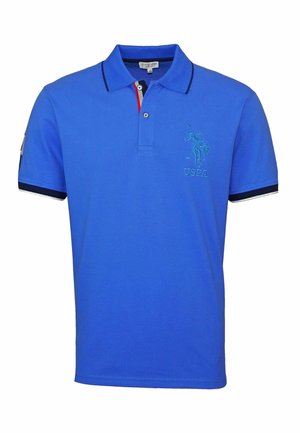 Polo à manches courtes bleu avec col, patte de boutonnage à deux boutons, logo brodé USPA sur la poitrine et poignets de manches rayés bleu marine.