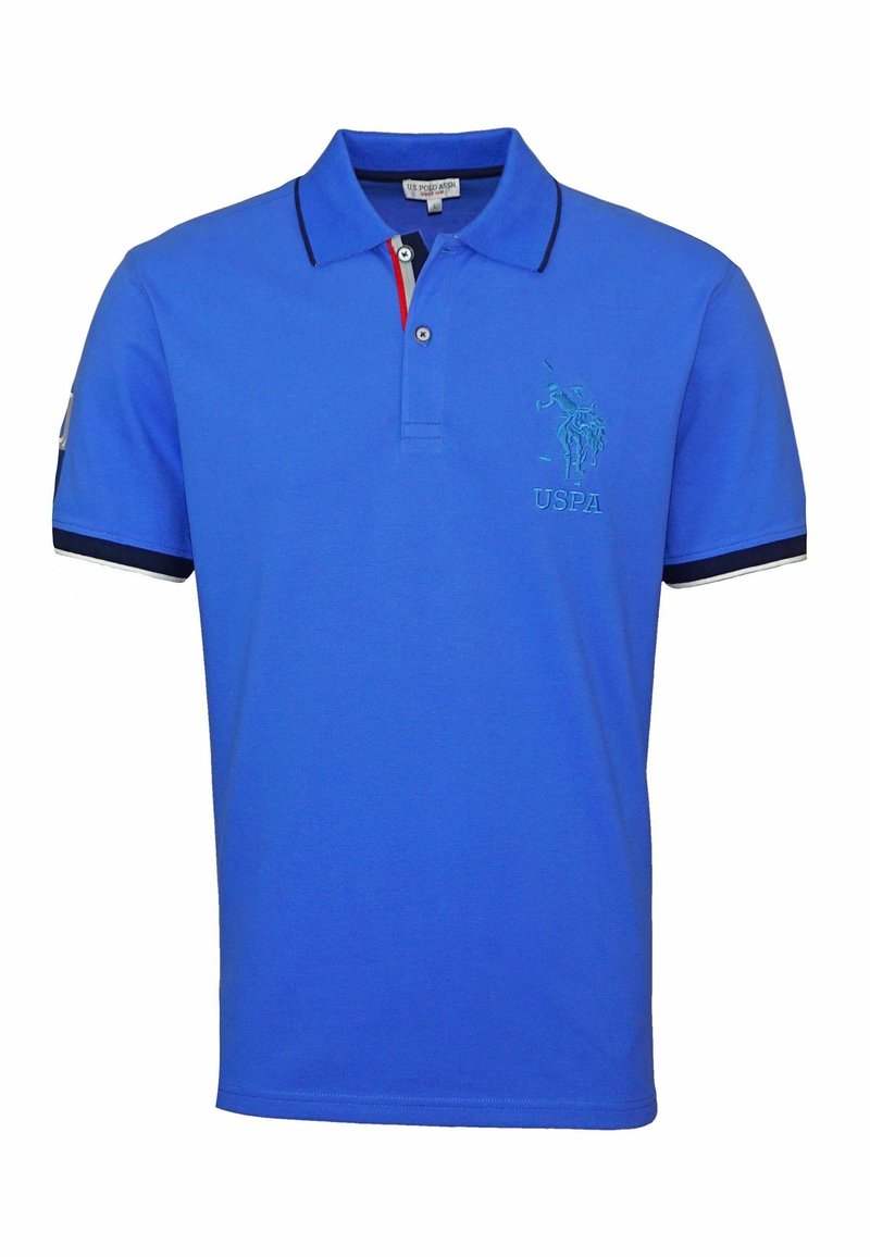 Polo à manches courtes bleu avec col, patte de boutonnage à deux boutons, logo brodé USPA sur la poitrine et poignets de manches rayés bleu marine.