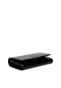 Zwarte portemonnee van lakleer met een gladde textuur, drukknoopsluiting en meerdere kaartvakken. Voorzijde met een subtiel geperst logo.