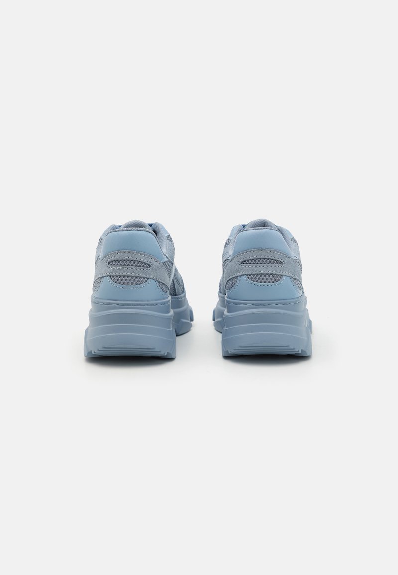 Hellblaue Sneakers mit einem Obermaterial aus Mesh und Synthetik, abgerundeter Zehenpartie, gepolsterter Kragen und dicke Gummisohle mit sichtbaren Profilmustern.