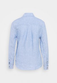 Lichtblauwe linnen shirt met een knoopsluiting bij de kraag, lange mouwen en knopenmanchetten. Dit shirt heeft een rugplooi voor extra bewegingsvrijheid.