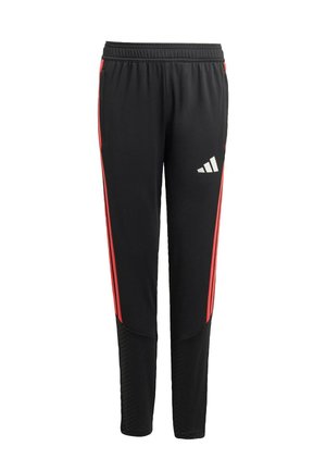 Čierne športové nohavice s elastickým pásom, červenými bočnými pruhmi, prešívanými spodnými časťami a bielym logom Adidas na hornej časti stehna.