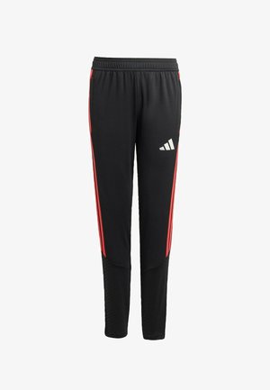 Czarne spodnie sportowe z elastycznym pasem, czerwonymi paskami po bokach, pikowanymi dolnymi częściami nogawek oraz białym logo Adidas na górnej części uda.