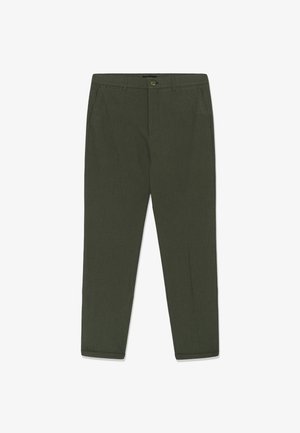 Olivengrønne bukser med lige ben, forlommer, knaplukning, bæltestropper og en pæn kant forneden.