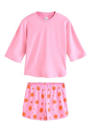 Pink kortærmet skjorte parret med pink shorts med elastisk talje og et mønster med orange sol og stjerner.