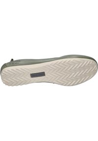 Groene schoen met een glad bovenwerk, voorzien van een witte rubberen zool met textuur en een zigzagpatroon, evenals een merkaccent aan de onderkant.