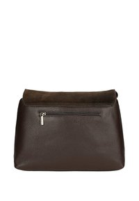 Borsa in pelle marrone con superficie testurizzata e patta in camoscio marrone. Dotata di una tasca posteriore con zip e di una forma rettangolare semplice.