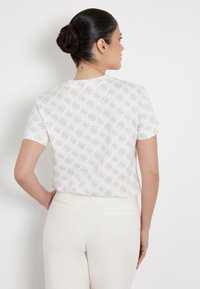 Guess 4G LOGO ALL OVER - T-shirt print - mehrfarbig beige