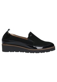 Scarpe slip-on nere caratterizzate da un mix di suede opaco e pelle verniciata lucida, con tacco a virgola e suola in gomma. Accento di branding discreto sul lato.