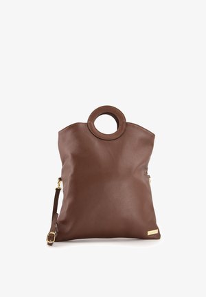 Brązowa skórzana torba z okrągłym uchwytem, zamkiem błyskawicznym z boku i regulowanym paskiem. Teksturowana powierzchnia z detalem w złotym odcieniu.