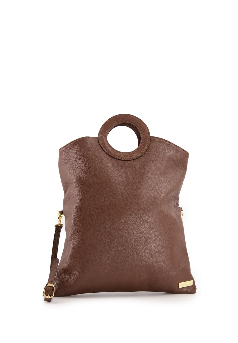 Braune Ledertasche mit einem runden Griff, einem Reißverschluss an der Seite und einem verstellbaren Trageriemen. Strukturierte Oberfläche mit goldfarbener Markenkennung.