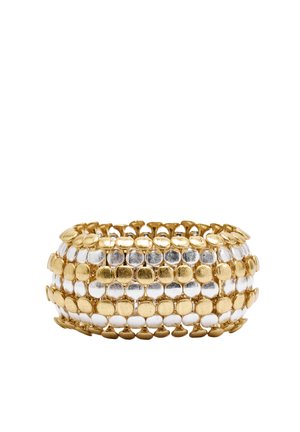 Szeroka bransoleta z naprzemiennymi rzędami małych, okrągłych złotych i srebrnych koralików połączonych ze sobą w siatkowy wzór.