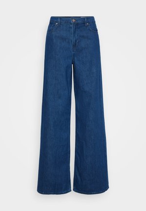 Pantalones de mezclilla azul de pierna ancha con una cintura alta, que cuentan con bolsillos frontales, cierre de botón y una textura de tela suave.
