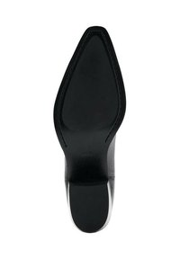 Zapato de tacón alto de cuero negro con punta afilada y textura suave. La suela es plana y negra, con un detalle mínimo en la superficie.