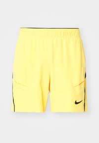 Gula sportshorts i lättviktsmaterial, med elastisk midja, sidofickor och svarta detaljer längs sömmarna och logotypen.