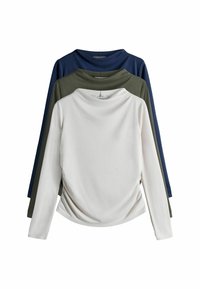 Trzy bluzki z długim rękawem: biała, oliwkowa i granatowa. Wykonane z miękkiego materiału, mają okrągły dekolt i marszczenia po bokach.