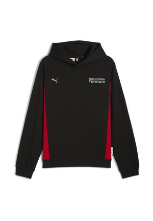 Hanorac negru cu panouri laterale roșii, text gri "SCUDERIA FERRARI" și logo Puma pe piept. Realizat dintr-un material moale și texturat.