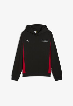 Sort hættetrøje med røde sidepaneler, grå "SCUDERIA FERRARI" tekst og et Puma-logo på brystet. Fremstillet af blødt, tekstureret stof.
