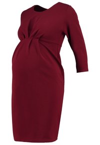 Gravidklänning i djupt burgundyröd, med trekvart ärmar, rund halsringning och en samla midjedetalj för form och komfort.