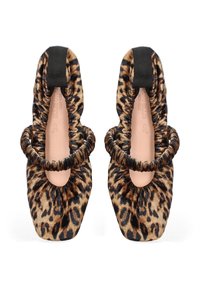 Ballerines à imprimé léopard avec un bout rond, un tissu froncé et un détail de lanière noire. Texture douce et design flexible.