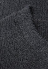 Tumma harmaa, teksturoidulla neuleella varustettu kangas, jossa on pörröinen pinta ja vinoraitainen kuvio, luoden pehmeän ja lämpimän ilmeen.