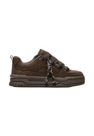 Bershka, CHUNKY SKATER - TRAINERS - Sneakers basse - brown
