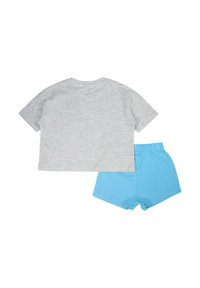 Chemise gris en coton à manches courtes associée à un short bleu clair, présentant un design décontracté avec une texture douce et une taille élastique.