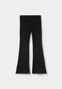Pantalones acampanados negros de canalé con un dobladillo ondulado y una cinturilla elástica, diseñados para ofrecer comodidad y elasticidad.