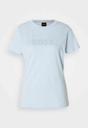 T-shirt in cotone azzurro chiaro, con maniche corte, caratterizzato da un logo "BOSS" in una tonalità leggermente più scura. Collo a giro.
