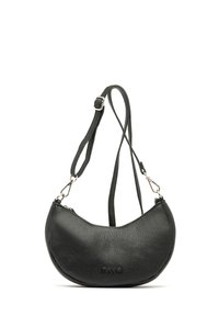 Borsa in pelle nera a forma di mezzaluna, con tracolla regolabile, hardware argentato e una texture a granuli. Logo al centro in basso.