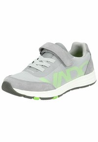 Grauer Sportschuh mit einem Obermaterial aus Mesh, Wildlederakzenten, Klettverschluss und grünen Highlights. Verfügt über eine strukturierte Außensohle für Grip und Unterstützung.