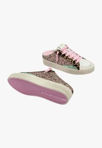 Sneaker glitterati con accento in stampa leopardata. Lacci rosa e interno morbido. Punta e suola bianche con una suola in gomma rosa.