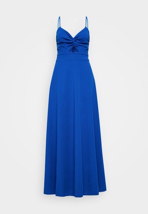 Robe maxi bleu royal avec bretelles spaghetti, détail torsadé au niveau de la poitrine, corsage ajusté et jupe fluide. Texture de tissu douce et lisse.