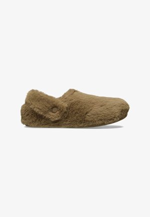 Bruine, fuzzy pantoffel met een zachte vacht buitenkant, ronde toon en zijknopdetail. Licht verhoogde hak voor comfort en warmte.