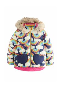 Chaqueta acolchada con fondo azul marino que presenta patrones de arcoíris y nubes, capucha forrada de piel, ribete rosa y dos bolsillos en forma de corazón.