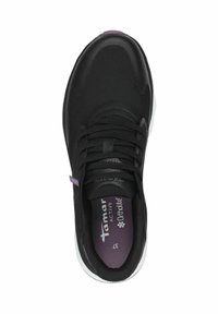 Schwarzer Sportschuh mit einem oberen Teil aus Mesh, Schnürsenkeln und lila Akzenten. Die Innensohle ist mit "Ortholite" gekennzeichnet, mit einer weißen Gummisohle.